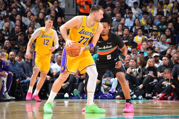 湖东谈主16分惨败马刺! 詹姆斯休战东契奇空砍38+三双 文班16+14+4帽